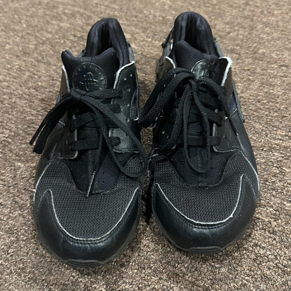 EUC Boys Sz 7 Black Athletic Active Nike Shoes Sneakers